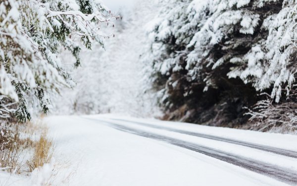 Снежная дорога сбоку