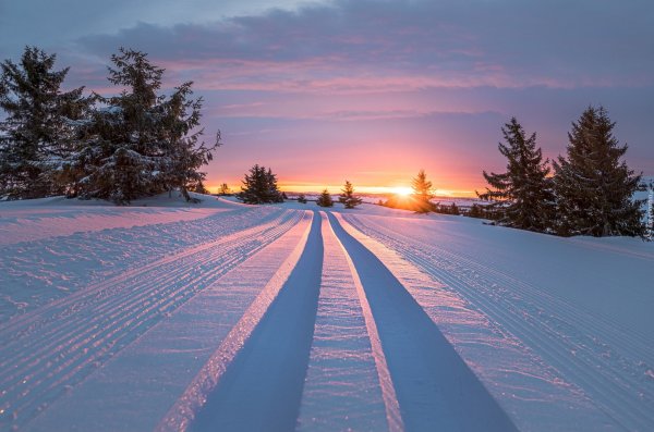 Снег на дороге