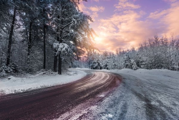 Снег на дороге