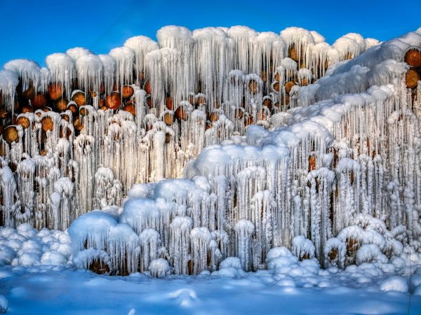 Айсберг с сосульками