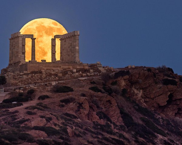 Луна в Греции