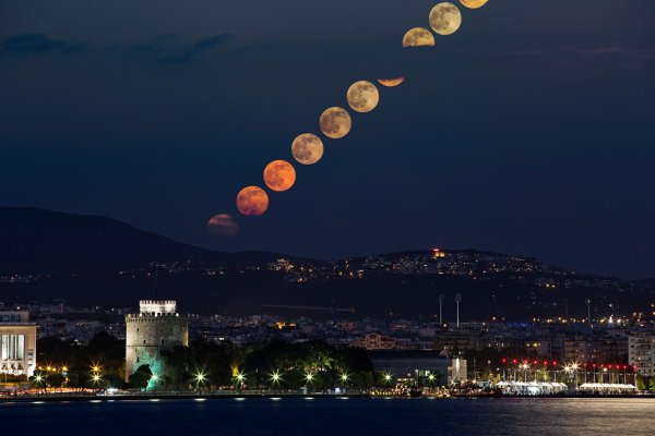 Большая Луна над городом