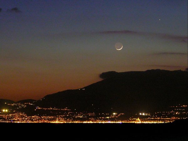 Солнце и Луна вместе на небе