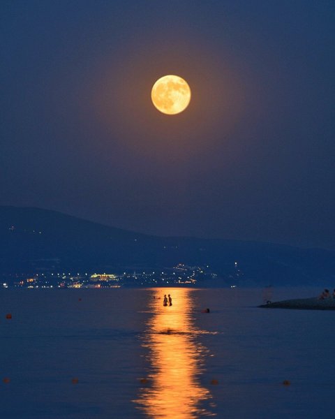 Луна над морем