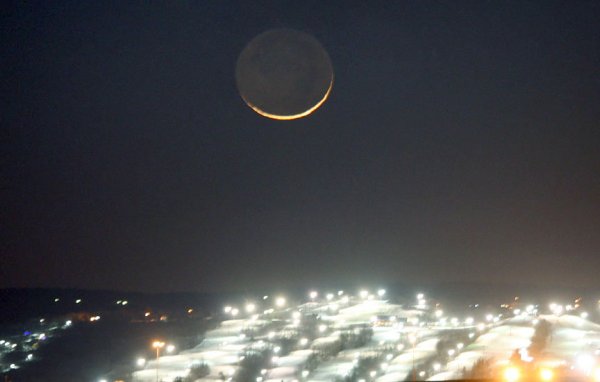 Месяц в Египте на небе