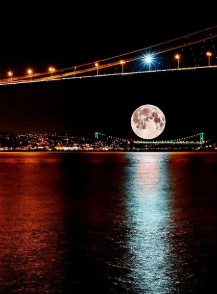 Луна в Стамбуле