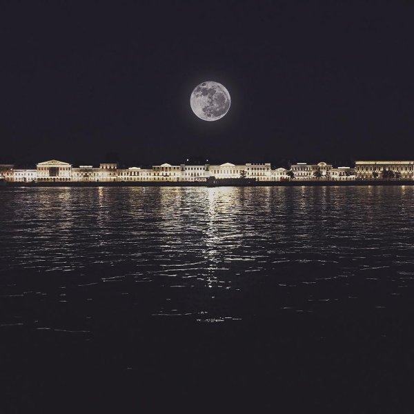 Луна над Питером