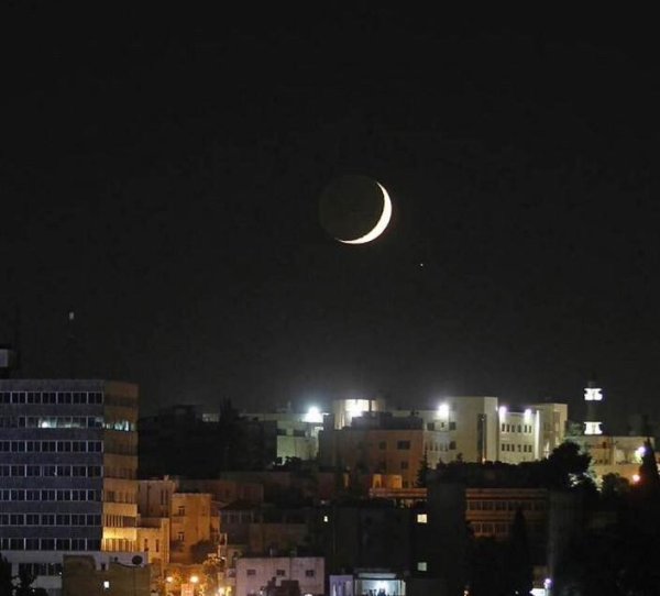 Ночное небо с полумесяцем