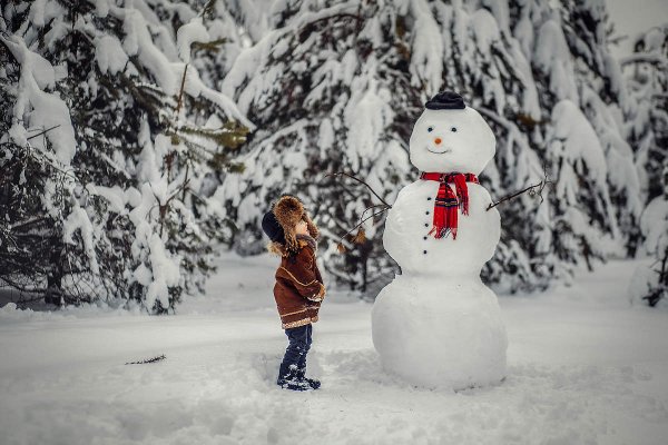 Снеговик красивый