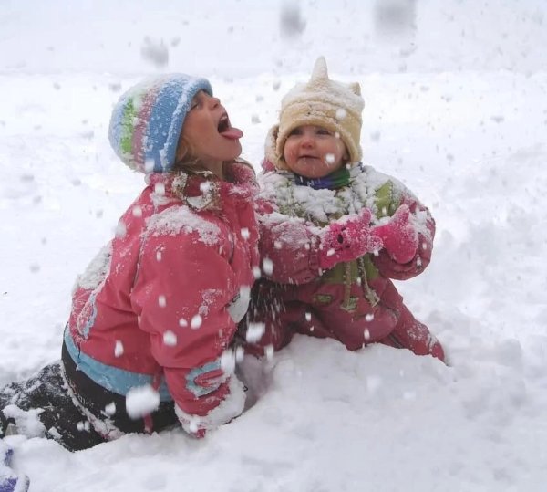 Ребенок в сугробе