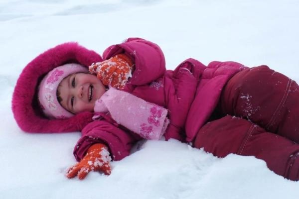 Дети барахтаются в снегу
