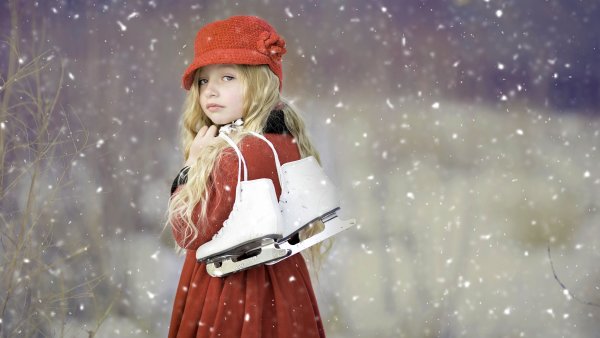 Маленькая девочка зимой