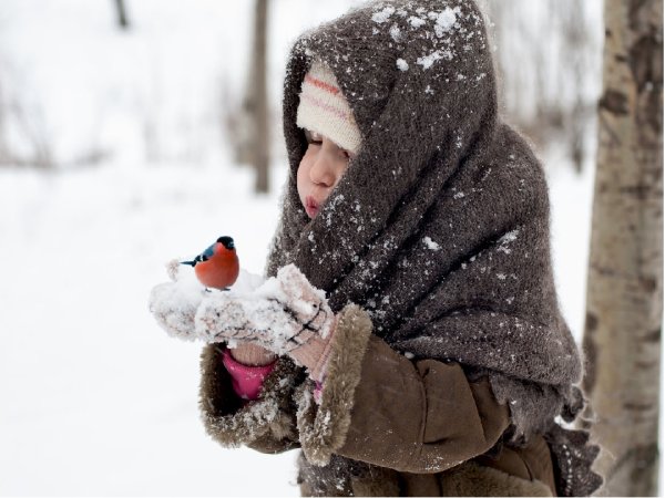Укутанный ребенок зимой