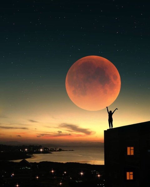 Луна над городом