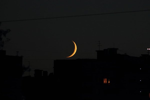 Луна над крышами