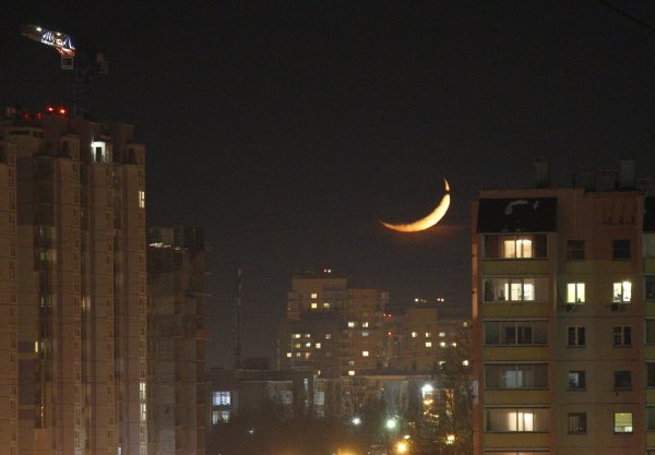 Месяц над домом