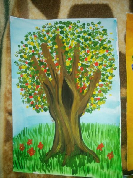 Осеннее дерево с дуплом