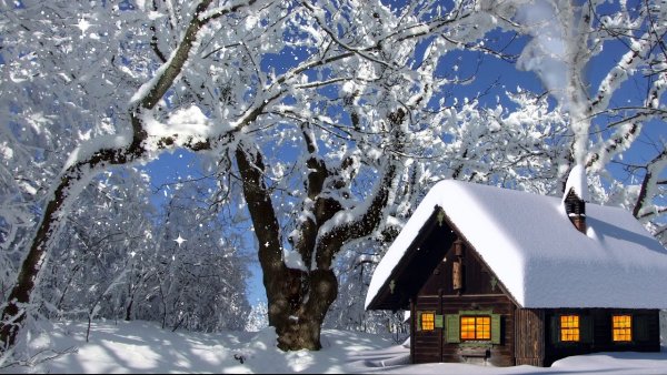 Домик в деревне в снегу