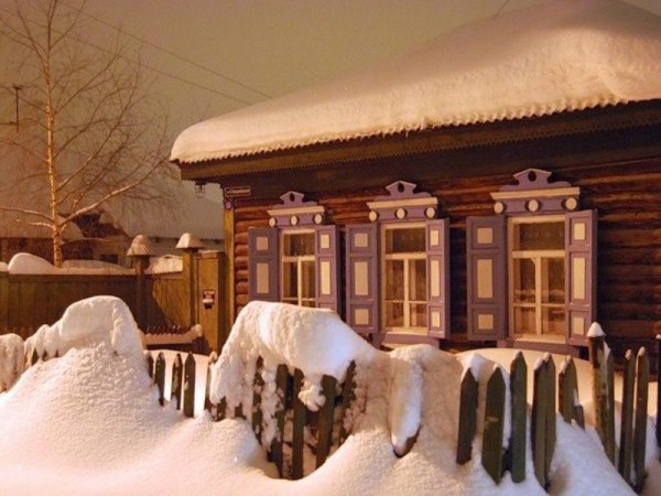 Деревенский дом зимой