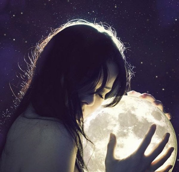 Девушка обнимает луну