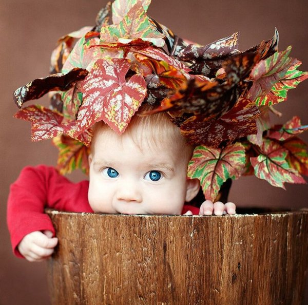 Фотосессия с листиками грудничкам