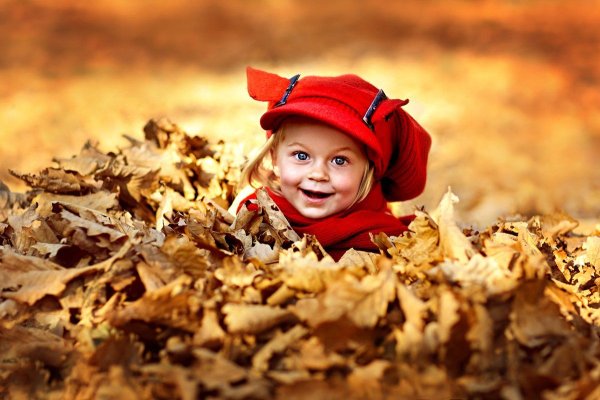 Осень ребенок улыбается