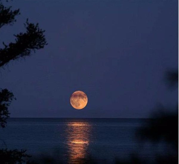 Луна с глазами и ртом