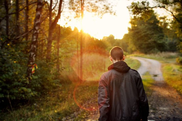 Человек в осеннем лесу