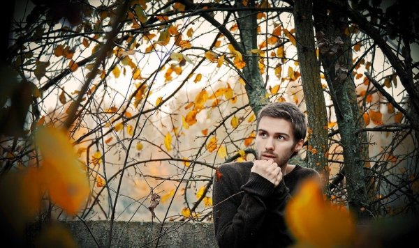 Мужская фотосессия в лесу осенью