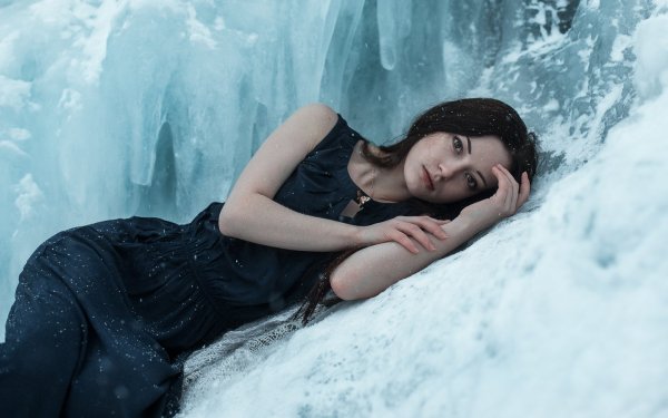 Девушка лежит на снегу