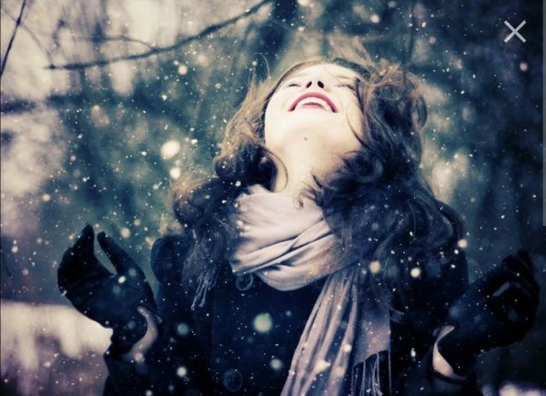 Девушка под снегом