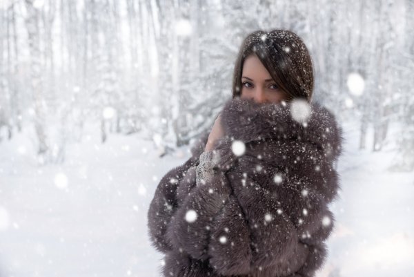 Девушка и снегопад