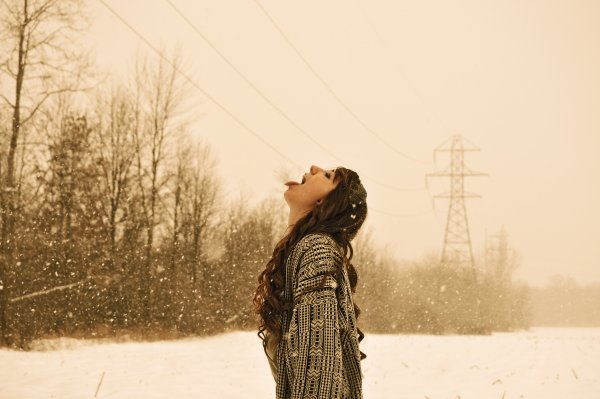 Девушка в снегу