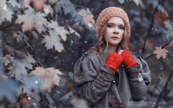 Красивая девушка в снегу