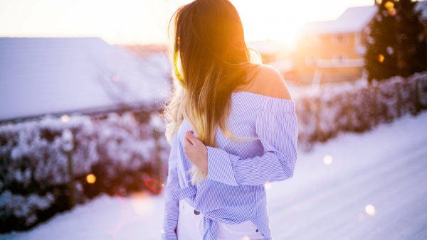 Девушка в снегу