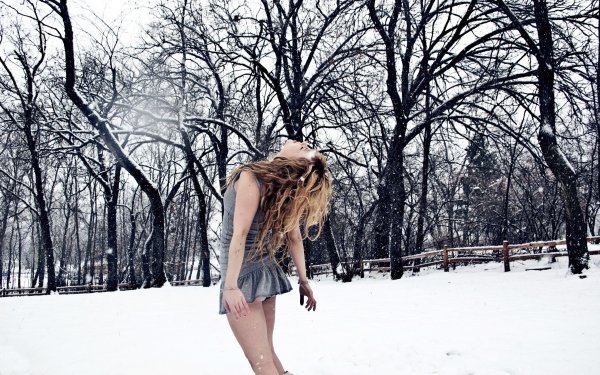 Девушка в Снежном лесу