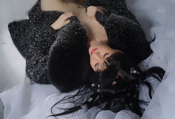 Брюнетка зимой