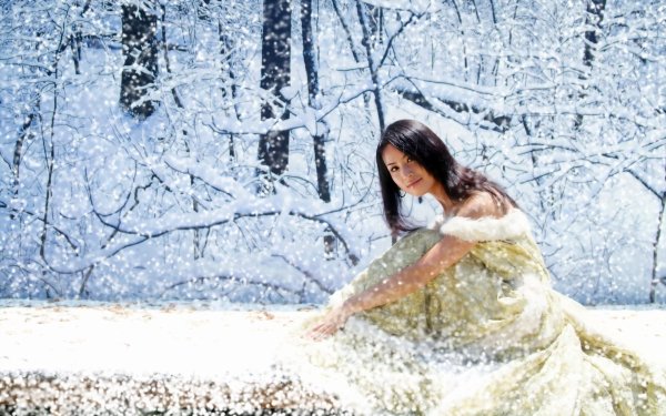 Брюнетка в зимнем лесу