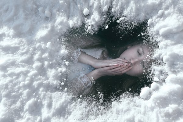 Замерзшая девушка