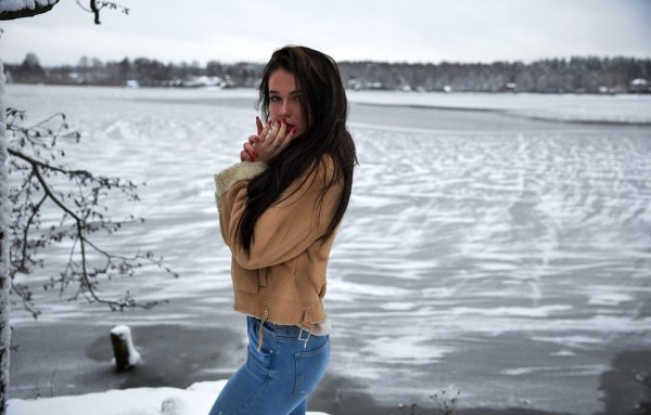 Брюнетка зимой