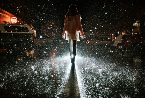 Девочка на дороге ночью