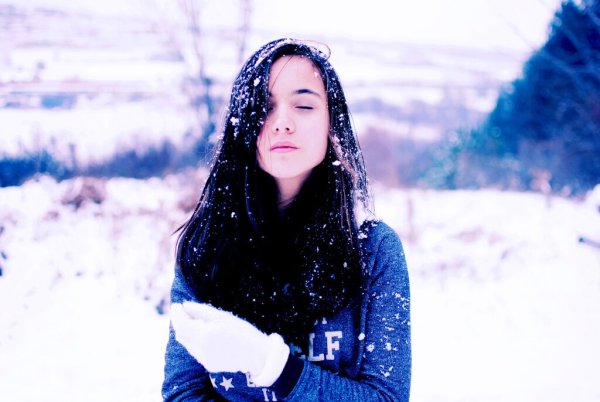 Девушка с темными волосами зимой