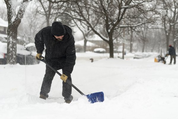 Человек с лопатой зимой