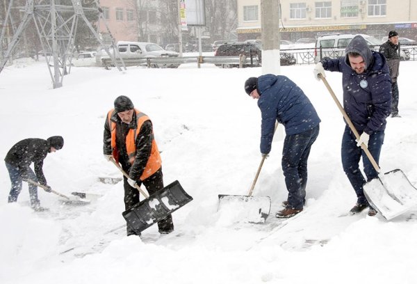 Уборка снега вручную