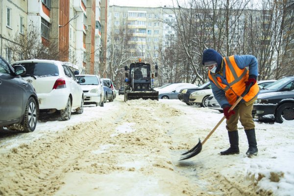 Чистка снега во дворе