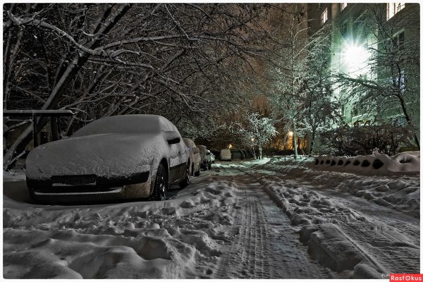 Зимний двор ночью