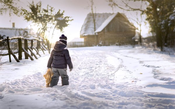 Дети в деревне зимой