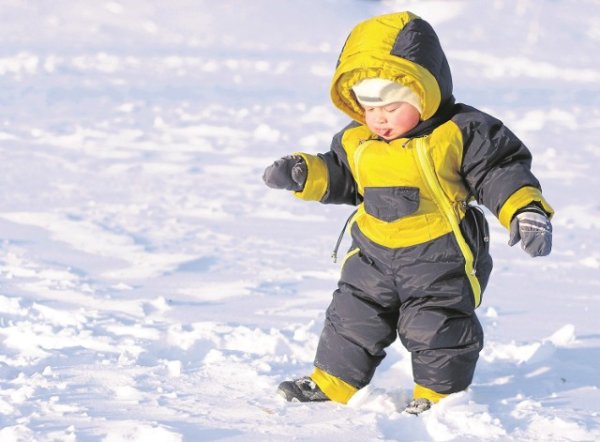 Ребенок шагает по снегу