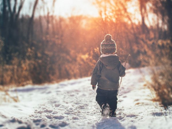 Ребенок зимой со спины