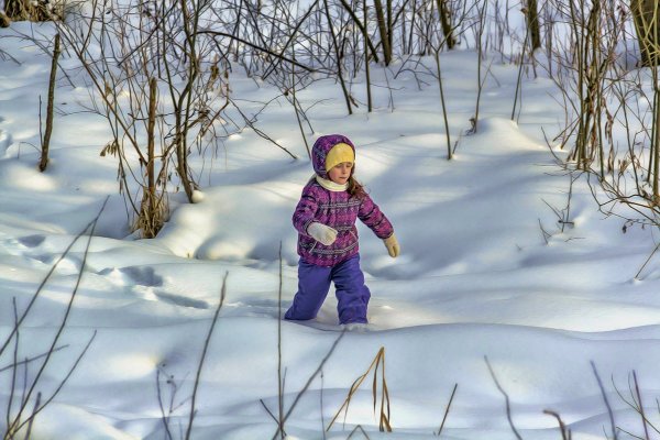 Малыш идет по снегу